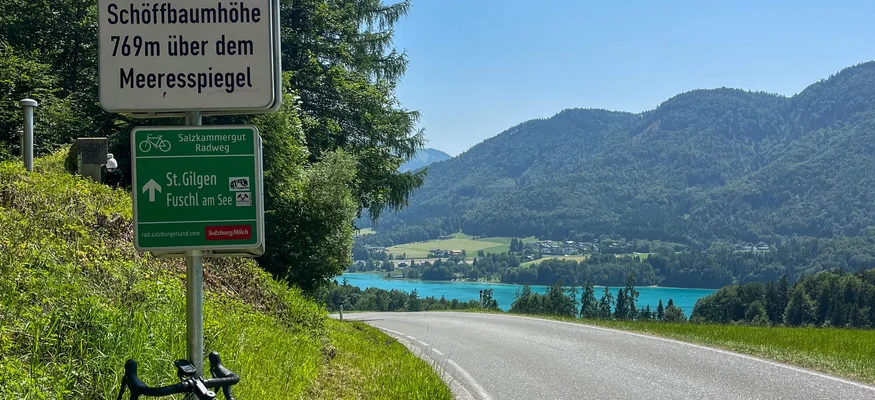 Rad auf Straßenrand bei Schöffbaumhöhe mit Berg- und Seeausblick