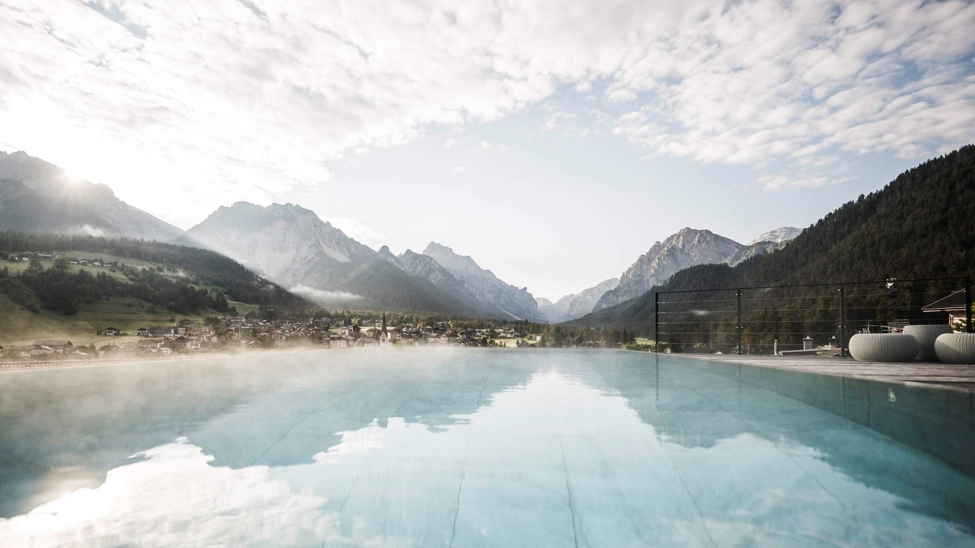 Infinity-Pool mit Bergblick und Morgennebel