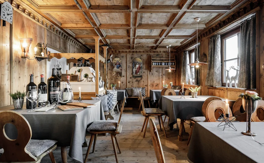 Rustikales Restaurant mit Holzwänden und gedeckten Tischen