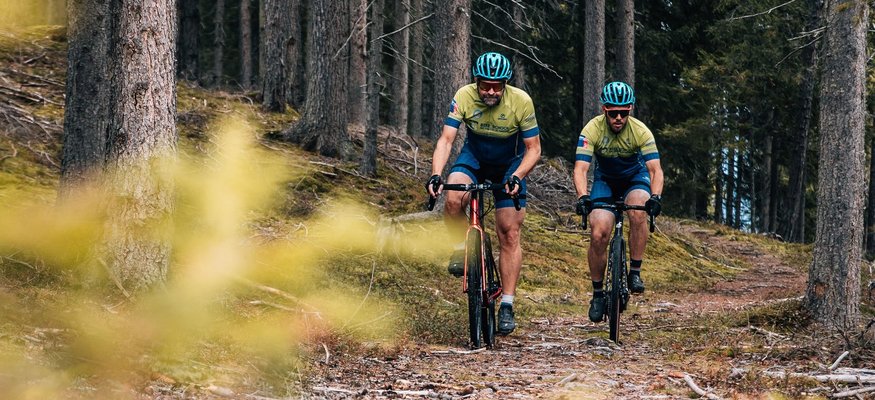 Gisse Zwölf **** © Jens Scheibe Zwei Radfahrer fahren auf einem Waldweg zwischen Bäumen