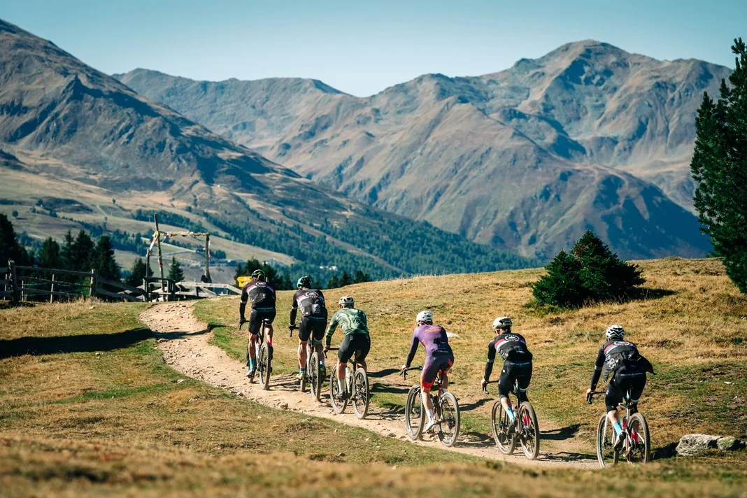 Das waren die Golden Days in Nauders © TVB-Tiroler-Oberland-Nauders-Christian-Penning Radfahrer fahren auf einem Bergpfad vor einer weiten Bergkulisse