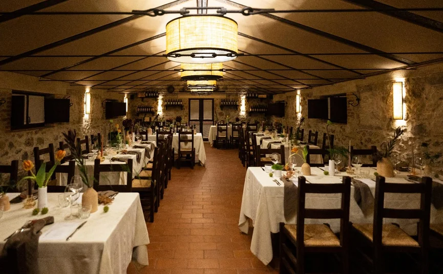Tenuta Il Cicalino © Tenuta il Cicalino Gemütlicher Speisesaal mit Steinwänden und gedeckten Tischen