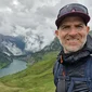 Toni Unterkofler © Toni Unterkofler Mann mit Rucksack vor Berglandschaft und See bei Nebel