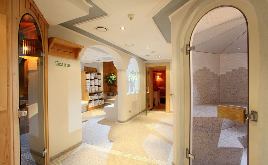 Heller Saunabereich mit Handtüchern und geschützten Sitzen