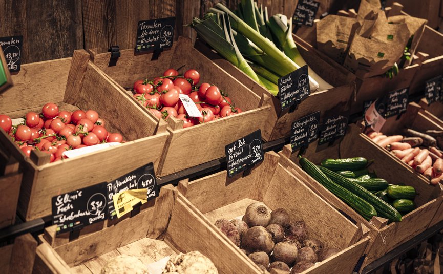 Frisches Gemüse in Holzkisten auf einem Marktstand
