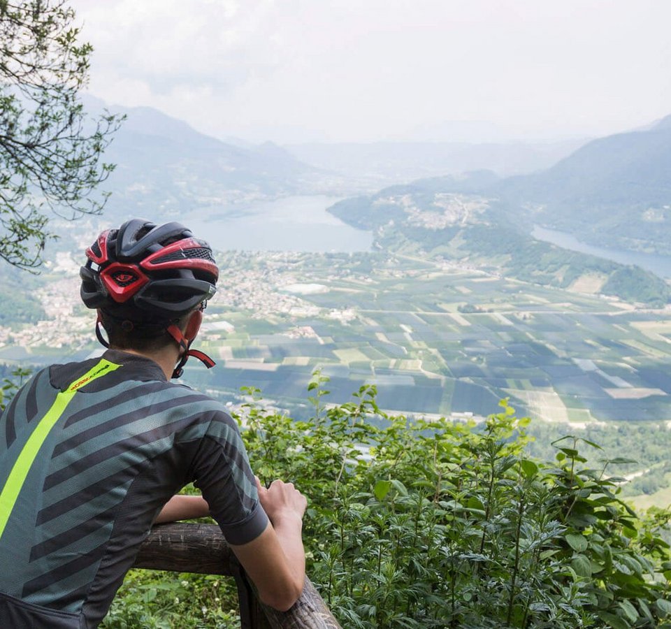 So geht Gravelbike-Urlaub im Hotel Cristallo
© Heiko Mandl Zwei Radfahrer blicken von einem Berg auf ein Tal mit Fluss und Feldern