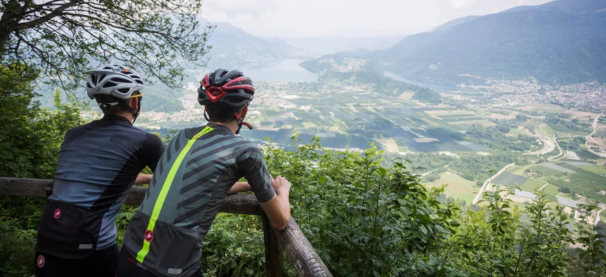 Lake Levico © Heiko Mandl Two cyclists overlooking a valley with river and fields from a mountain