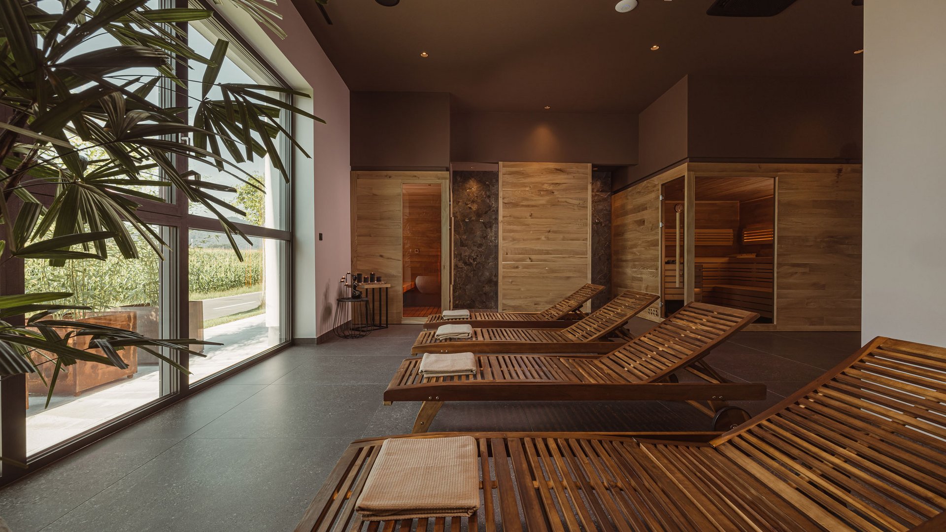 Gravelbiken im Savinja-Tal © Ziga Intihar Entspannungsbereich mit Holzliegen und Sauna in hellem Raum mit Fenster