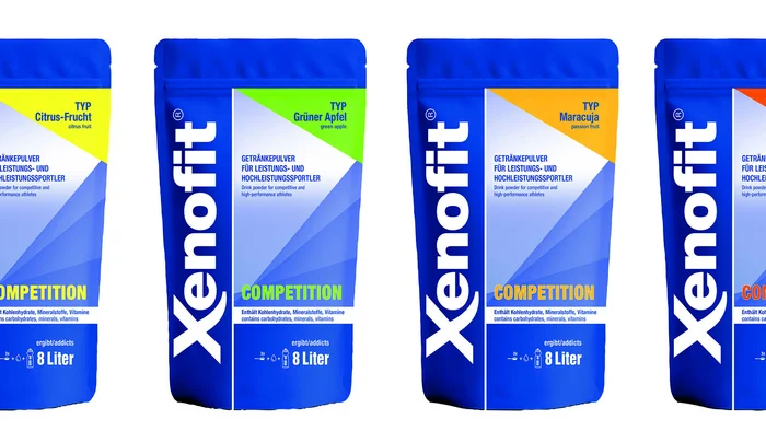 Xenofit © Xenofit GmbH Vier blaue Xenofit Getränkepulverbeutel mit verschiedenen Fruchtgeschmacksrichtungen