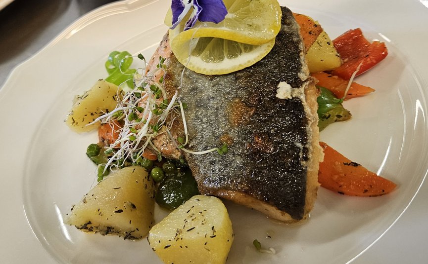 Stift St. Georgen **** © Bistum Gurk Gebratenes Fischfilet mit Zitronenscheiben, Kartoffeln und Gemüse auf weißem Teller