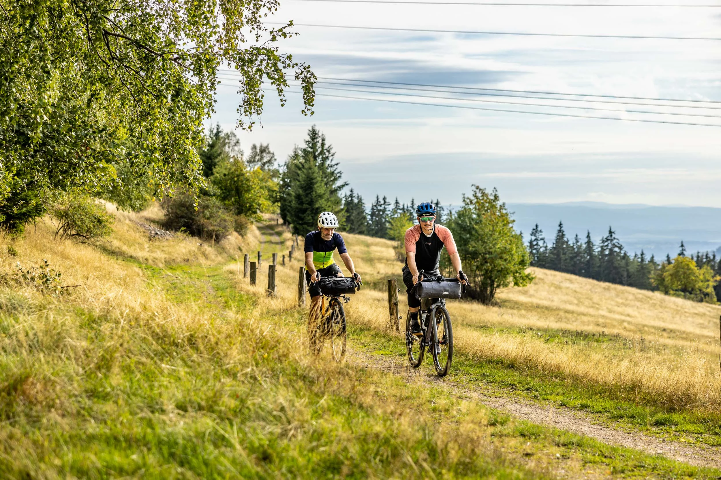 Deutschland © lifeCYCLE - Martin Donath Zwei Radfahrer fahren auf einem Weg durch eine herbstliche Landschaft
