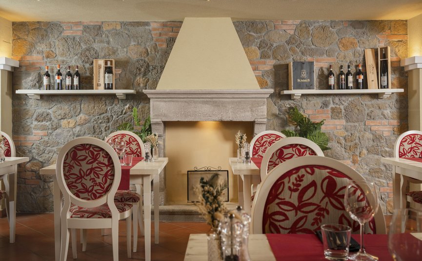 Hotel & Restaurant Casolare Le Terre Rosse ***S © Hotel Casolare Le Terre Rosse Gemütliches Restaurant mit steinerner Wand und Kamin