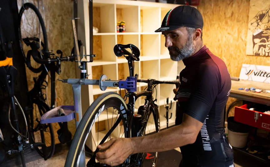 Mann repariert Fahrrad in einer Werkstatt