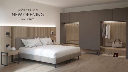 Modernes Schlafzimmer mit Bett und offener Garderobe, Ankündigung Neue Eröffnung März 2026