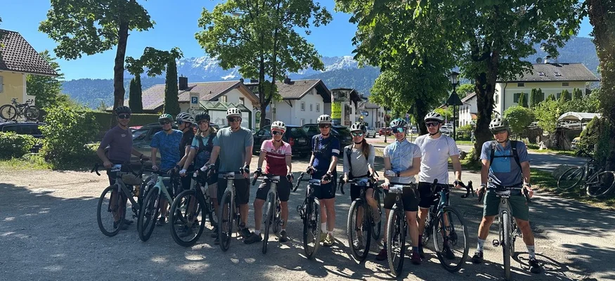 Das war das Ride ’n Gravel Testival 2026! © Sport Conrad Gruppe von Radfahrern mit Helmen steht mit Fahrrädern auf sonnigem Platz
