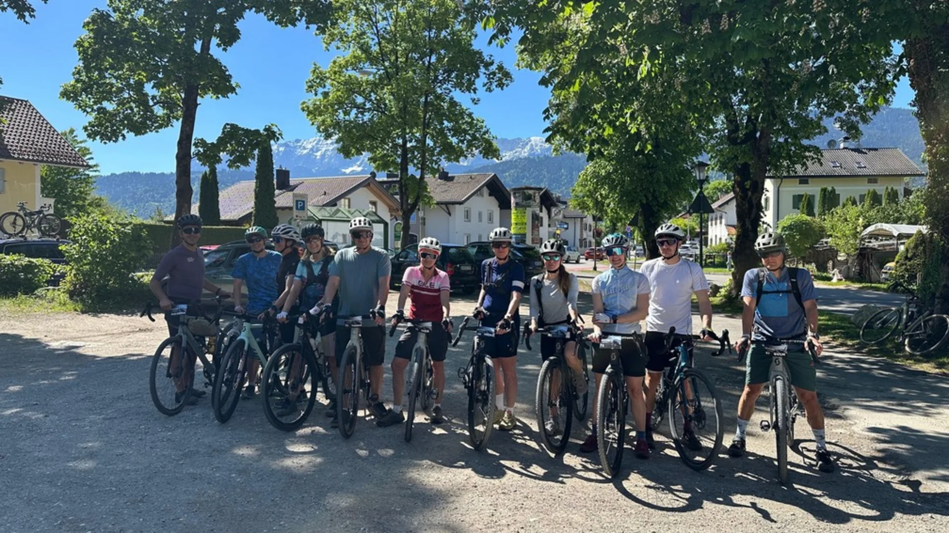 Das war das Ride ’n Gravel Testival 2026! © Sport Conrad Gruppe von Radfahrern mit Helmen steht mit Fahrrädern auf sonnigem Platz