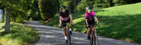 Gravelbike Urlaub in der NOCKBIKE Area © Nicola Littmann Zwei Radfahrer auf einer bewaldeten Landstraße unterwegs