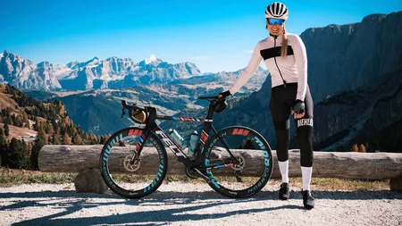 Checklist für das Bikepacking-Abenteuer © Maria Wilke Frau mit Rennrad vor Bergpanorama an sonnigem Tag