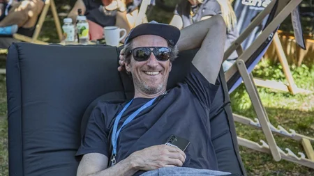 Das war das Ride ’n Gravel Testival 2026! © Sport Conrad-Leon Hoesch Mann entspannt auf Liege im Freien, im Hintergrund sitzen Frauen auf Stühlen
