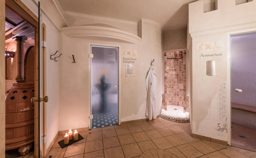Wellnessbereich mit Dampfsauna, Aromarium und Kerzenlicht