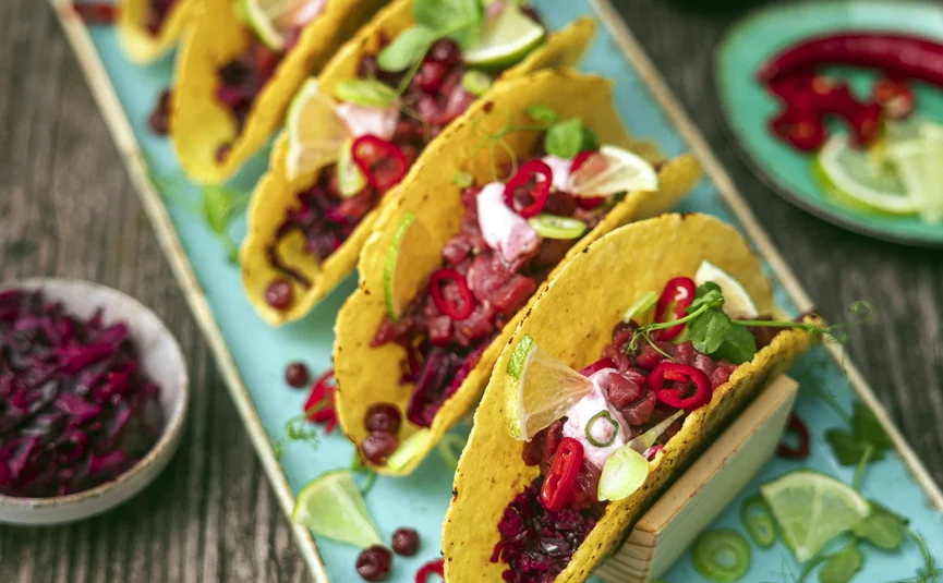 Posthorn Hotel-Restaurant © Dimitri Dell Tacos mit bunten Toppings und Limettenspalten auf einer türkisfarbenen Platte