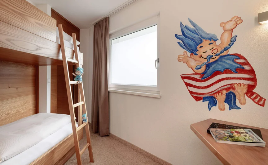 Kinderzimmer mit Etagenbett, kleiner Leiterpuppe und bunter Wandmalerei