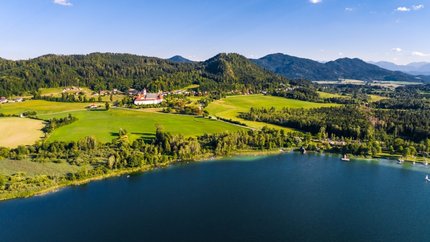 Auf den Spuren des „Krapfenbäck Simale“ © Gert Perauer Blick auf den Schwarzsee mit grünem Ufer und Bergen im Hintergrund
