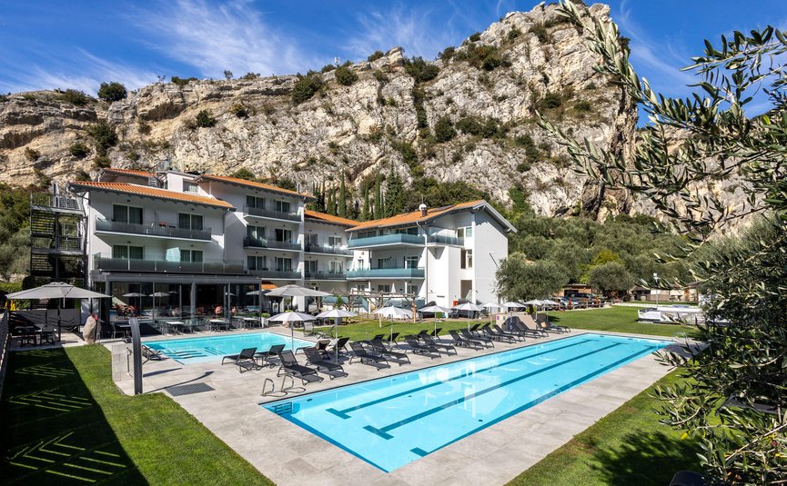 Triathlon & Rennrad Aktivhotel SantaLucia **** © Fabio Staropoli Hotel mit zwei Pools vor Felsen und blauem Himmel