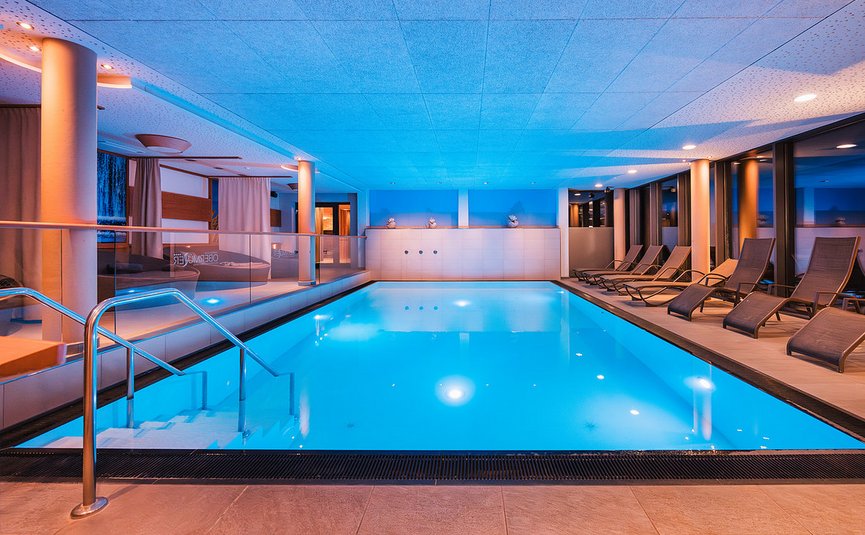 Landrefugium Obermüller ****S © Stefan J. Wolf Photography Innenpool mit bequemen Liegestühlen und moderner Beleuchtung