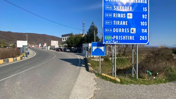 Bikepacking von Wien nach Athen © Jan Koller Straßenschild mit Entfernungen zu Städten in Albanien bei klarem Himmel