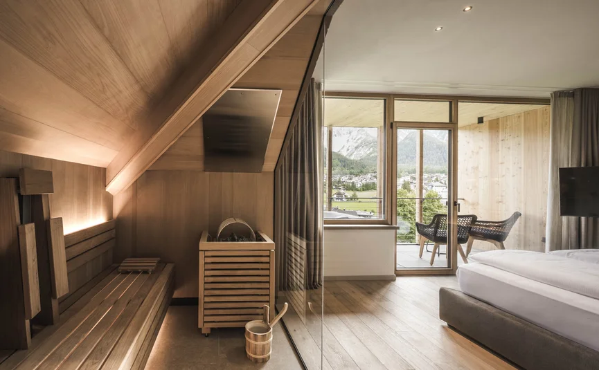 Excelsior Dolomites Life Resort ****S © Hannes Niederkofler Moderner Saunabereich neben Schlafzimmer mit Bergblick auf Balkon