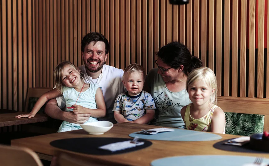 Posthorn Hotel-Restaurant © Dimitri Dell Familie mit drei Kindern sitzt gemeinsam an einem gedeckten Tisch