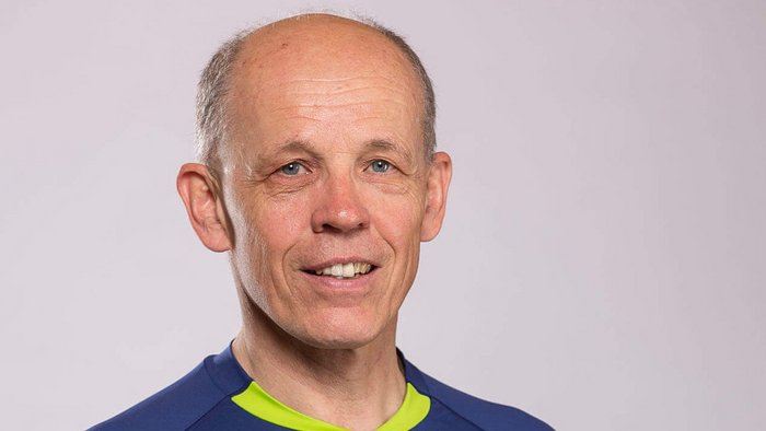 Porträt eines älteren Mannes in blauem Mountain Bike T-Shirt und grüner Hose