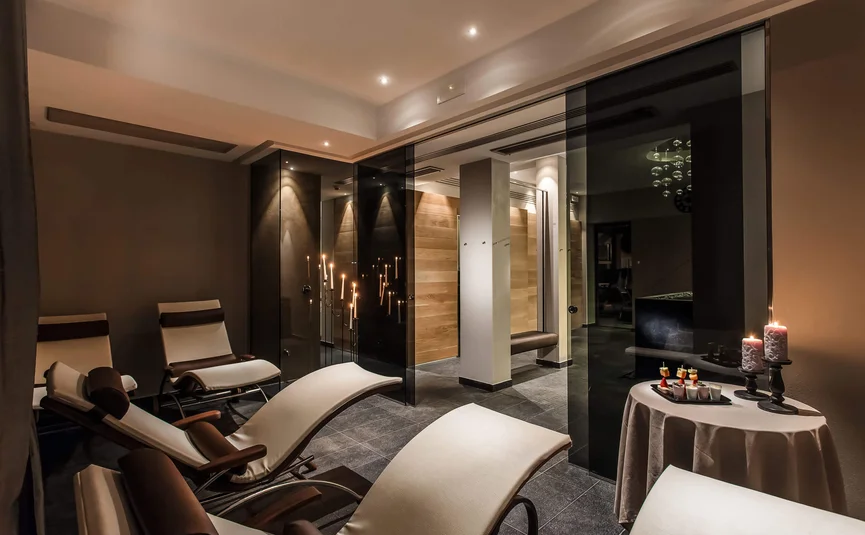 Entspannungsraum mit Liegen, Kerzenlicht und gedämpfter Beleuchtung