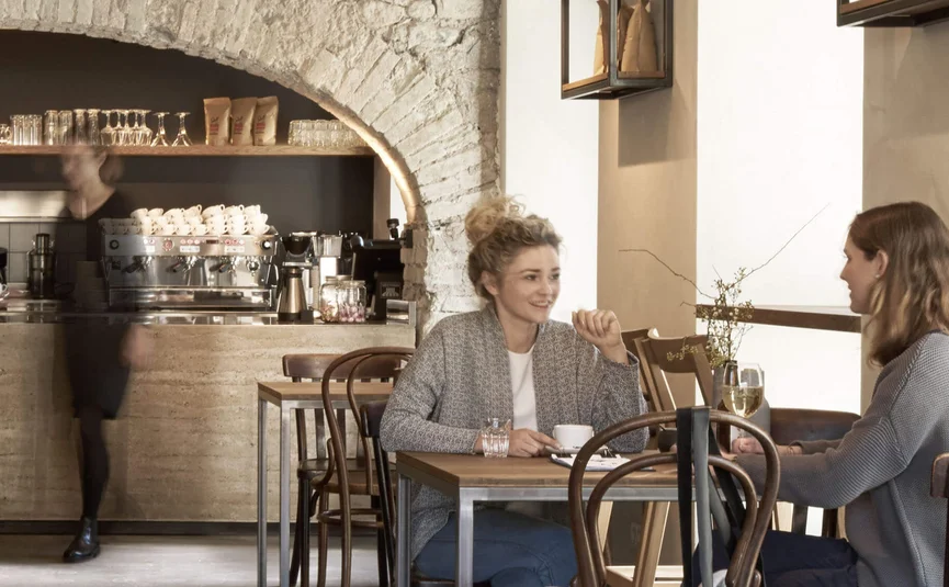 Zwei Frauen unterhalten sich in einem gemütlichen Café