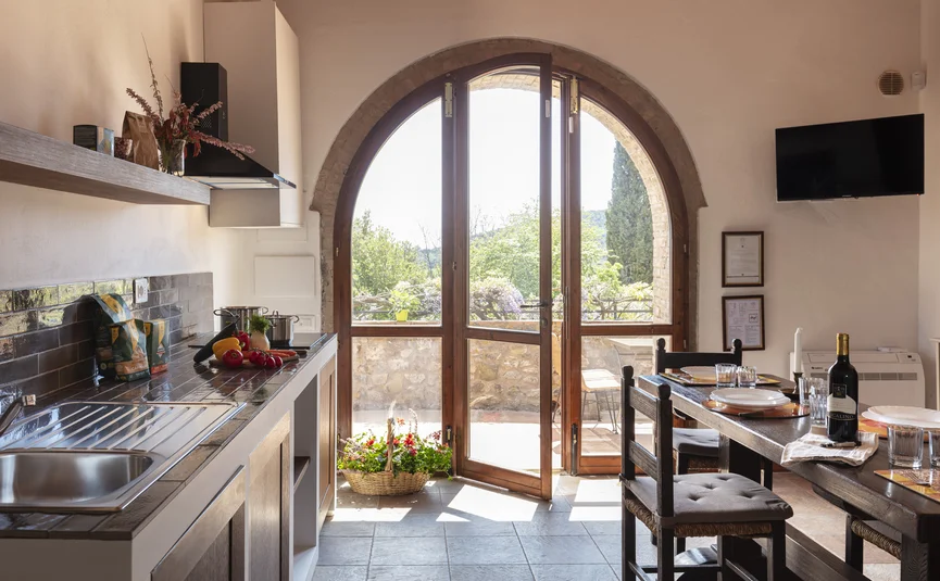 Tenuta Il Cicalino © Tenuta il Cicalino Helle Küche mit offenem Bogenfenster, Esstisch und Blick auf Terrasse und Garten