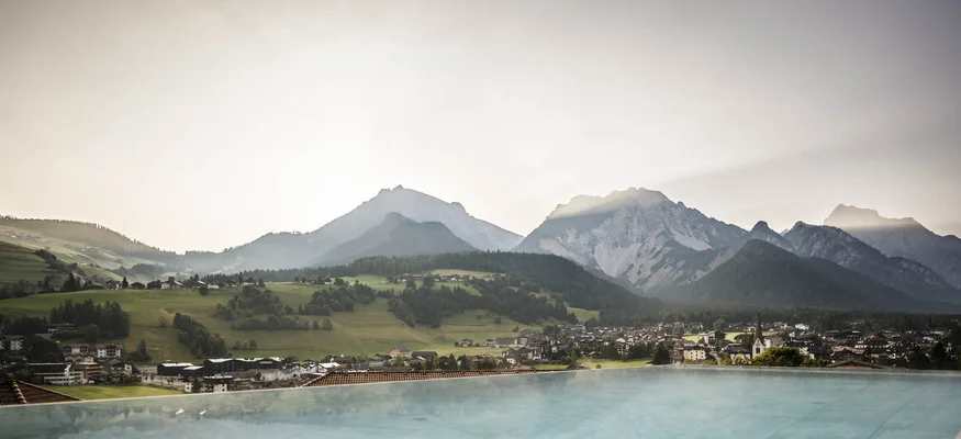 Excelsior Dolomites Life Resort ****S © Hannes Niederkofler Berglandschaft mit Tal und Dörfern bei Sonnenaufgang