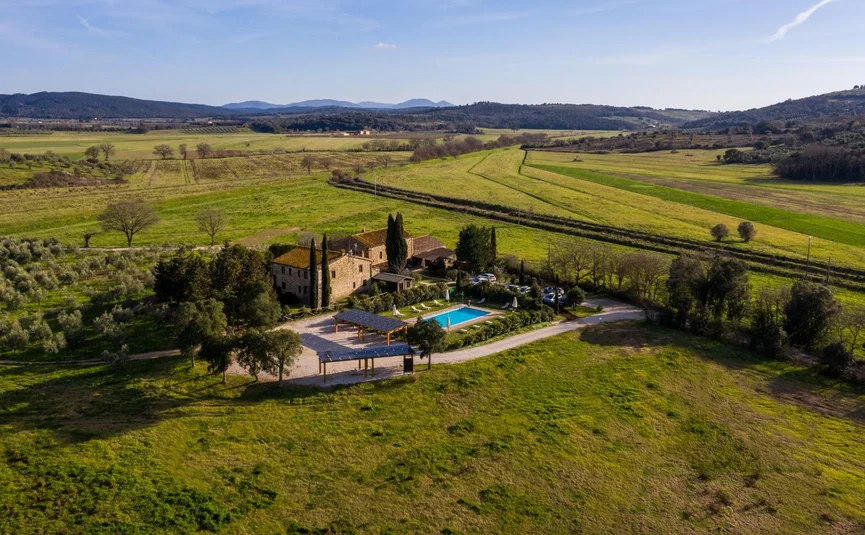 Tenuta Il Cicalino © Tenuta il Cicalino Ländliches Anwesen mit Pool umgeben von grünen Feldern und Hügeln