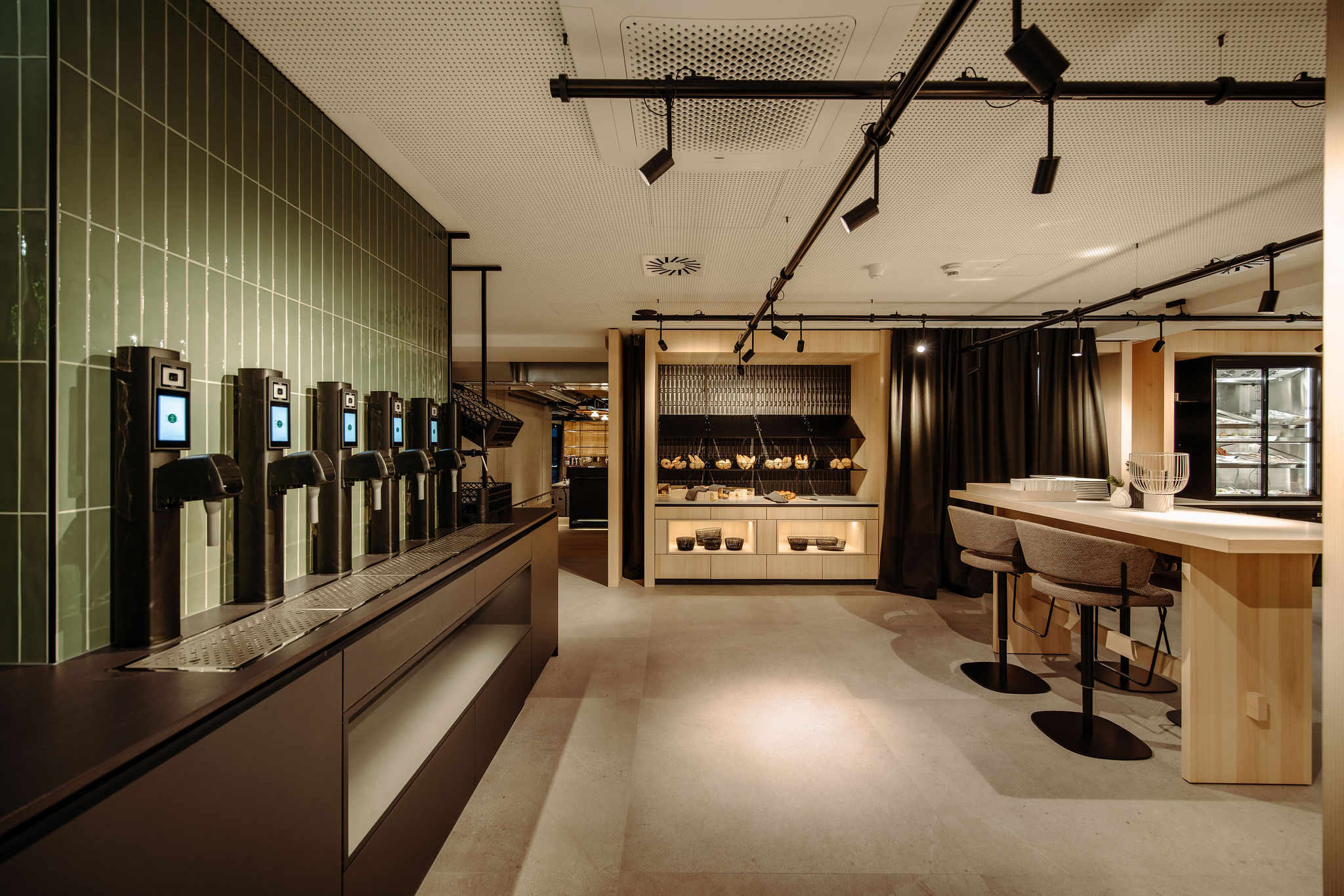 Dips&Drops - HOTEL · SPORTS · SPA · RESTAURANTS ****S © Matthias Warter Modern snack bar with taps, seating area, and bread display